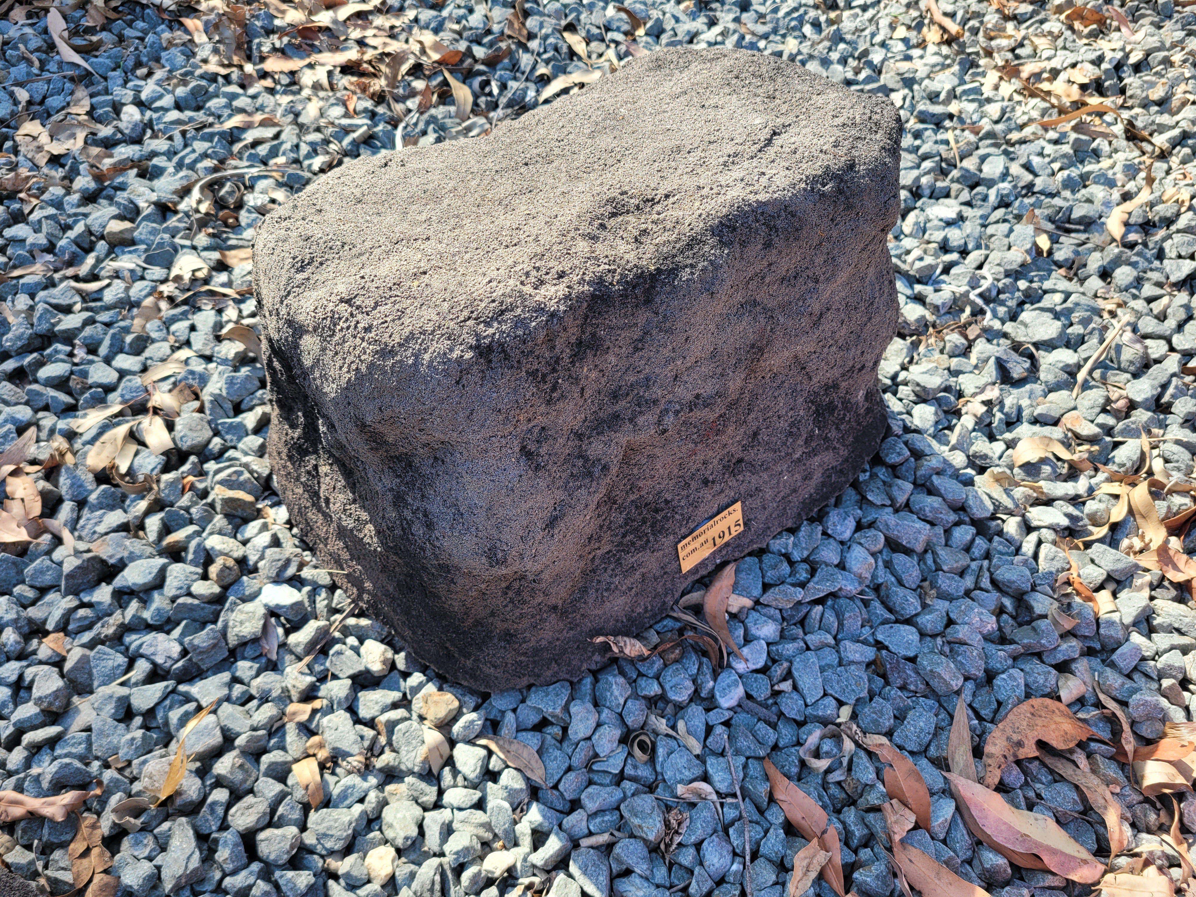 Memorial Rock Urn 1915 Medium Black / Charcoal